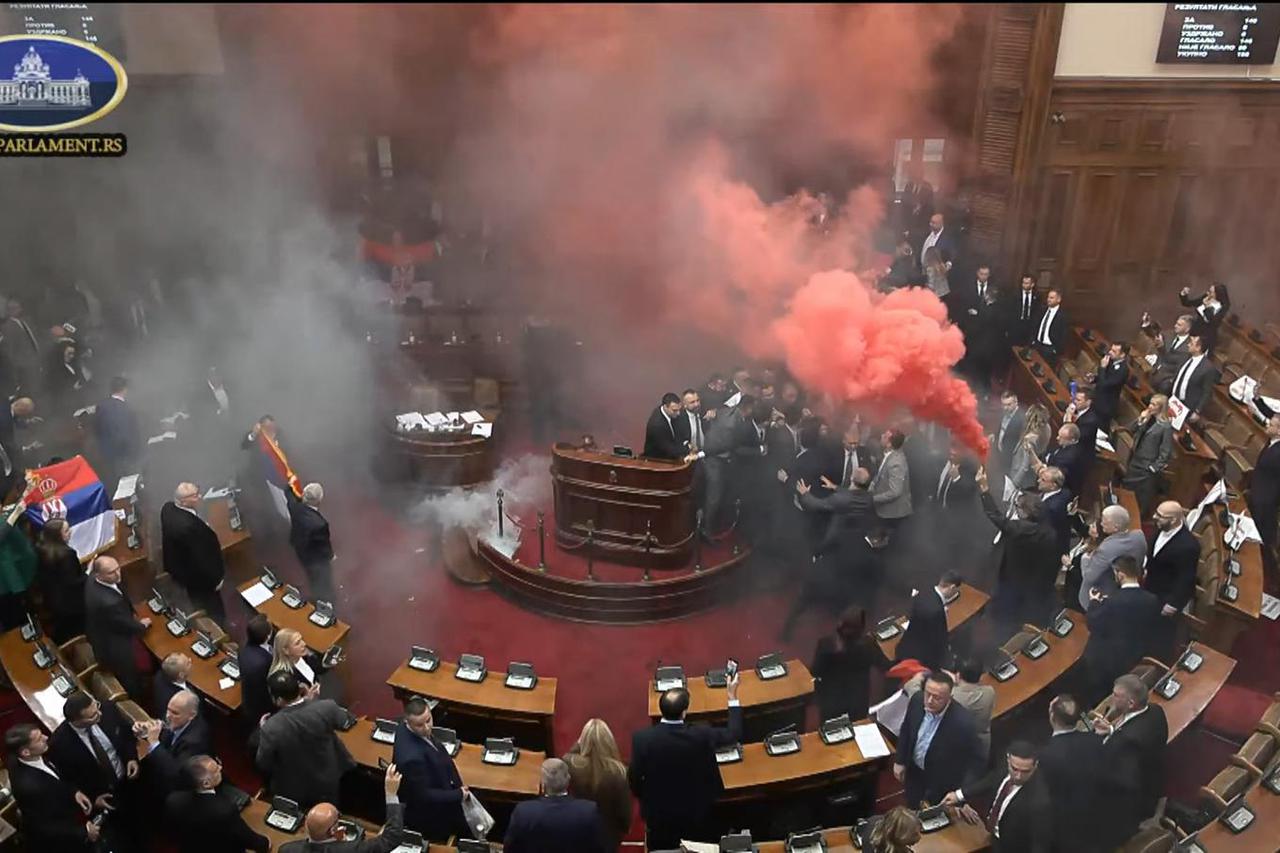 Beograd: Oporbeni zastupnici bacili su dimne bombe u parlamentu
