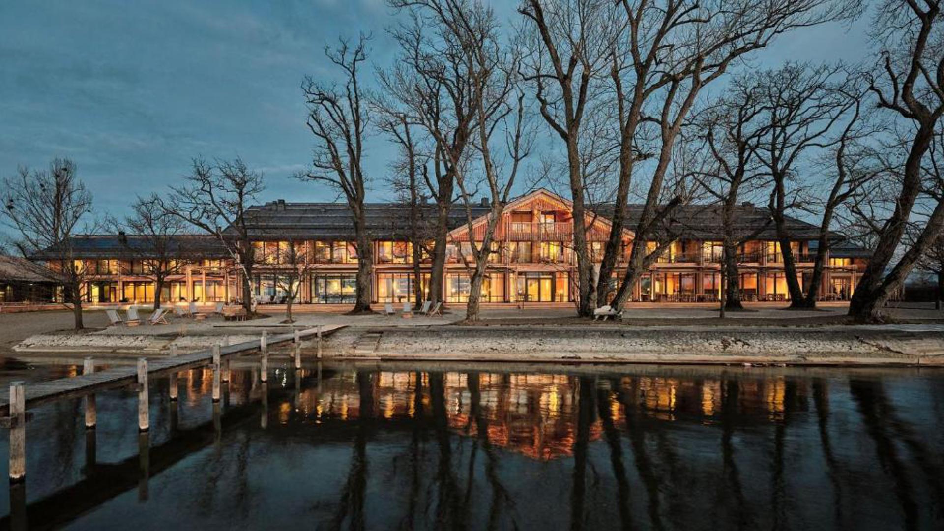 Chiemgauhof Lakeside Retreat (Übersee, Njemačka) našao se na četvrtom mjestu. Ovaj luksuzni retreat smješten je uz jezero Chiemsee u bavarskom gradu Überseeu. Hotel je okružen prirodom i osmišljen kao mjesto za odmor, wellness i bijeg od svakodnevice. Poseban je po minimalističkoj arhitekturi i spektakularnim pogledima na jezero i Alpe.