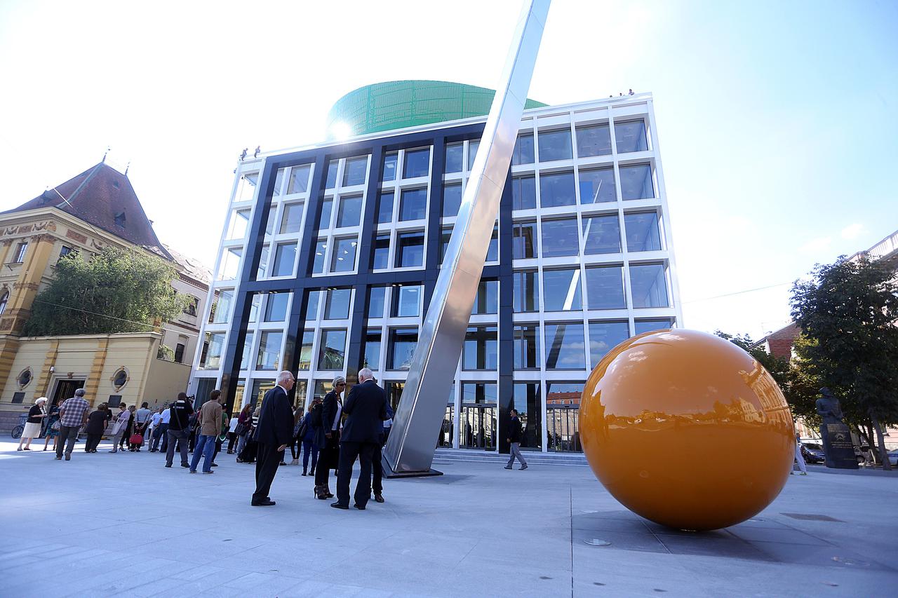 Kugla razdora ispred Muzičke akademije