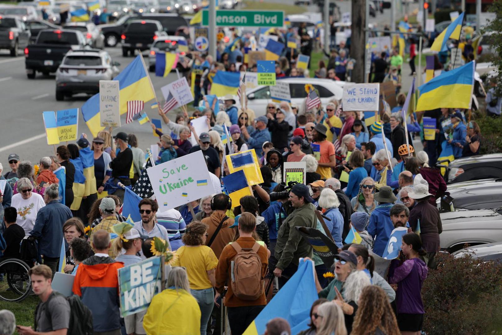 Pro-Ukraine supporters take part in the "Alaska Stands with Ukraine" rally near Seward Highway in Anchorage, Alaska, U.S., August 14, 2025. REUTERS/Jeenah Moon Photo: JEENAH MOON/REUTERS