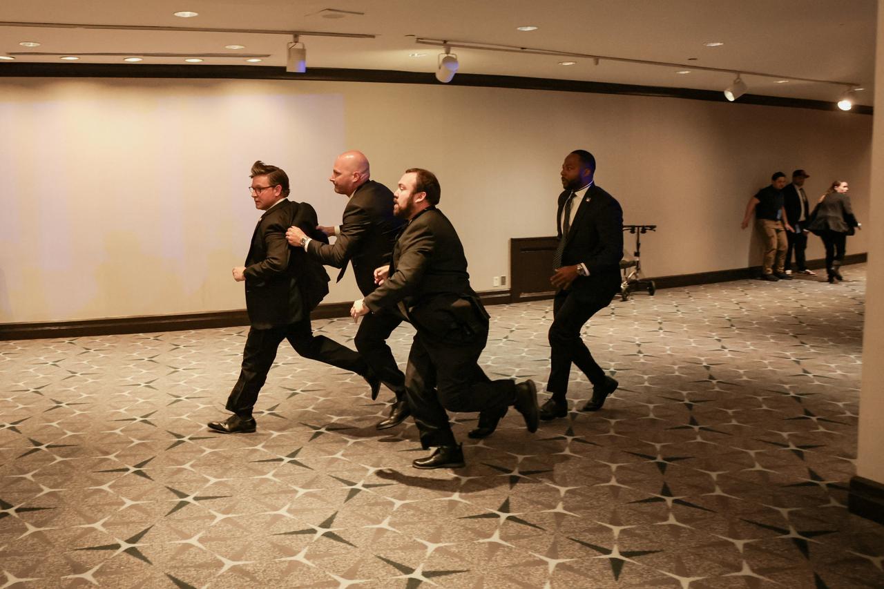 Drama u Washingtonu na svečanoj večeri: Evakuiran predsjednik Trump, gosti bježali