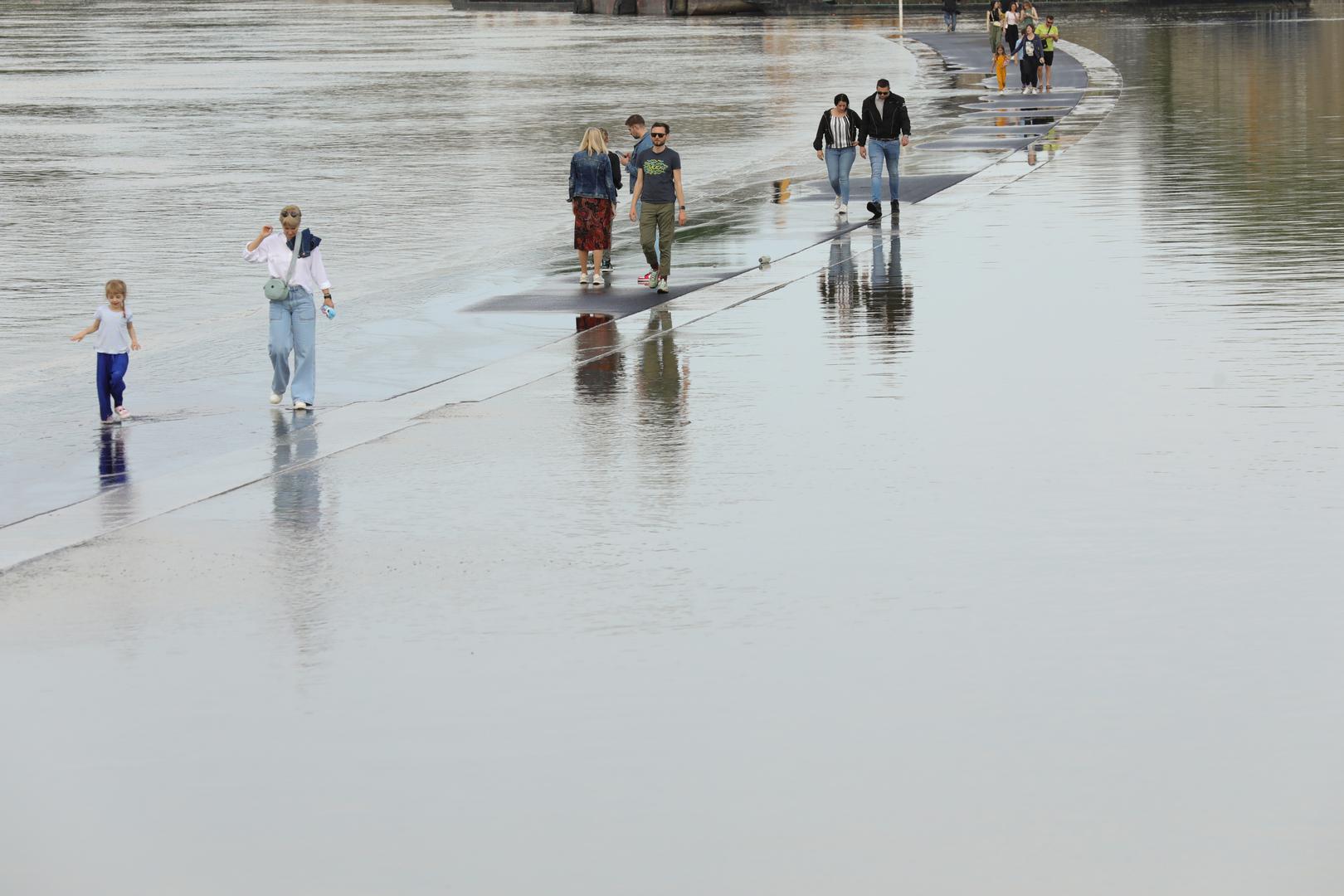 22.05.2023., Osijek - Vodostaj rijeke Drave raste iz sata u sat i dosegao je +356 centimetara. Prilaz novog luckog terminala preplavila je voda sto je Osjecanima bila prilika prosetati ''po vodi'' i napraviti zanimljive fotografije. Photo: Dubravka Petric/PIXSELL