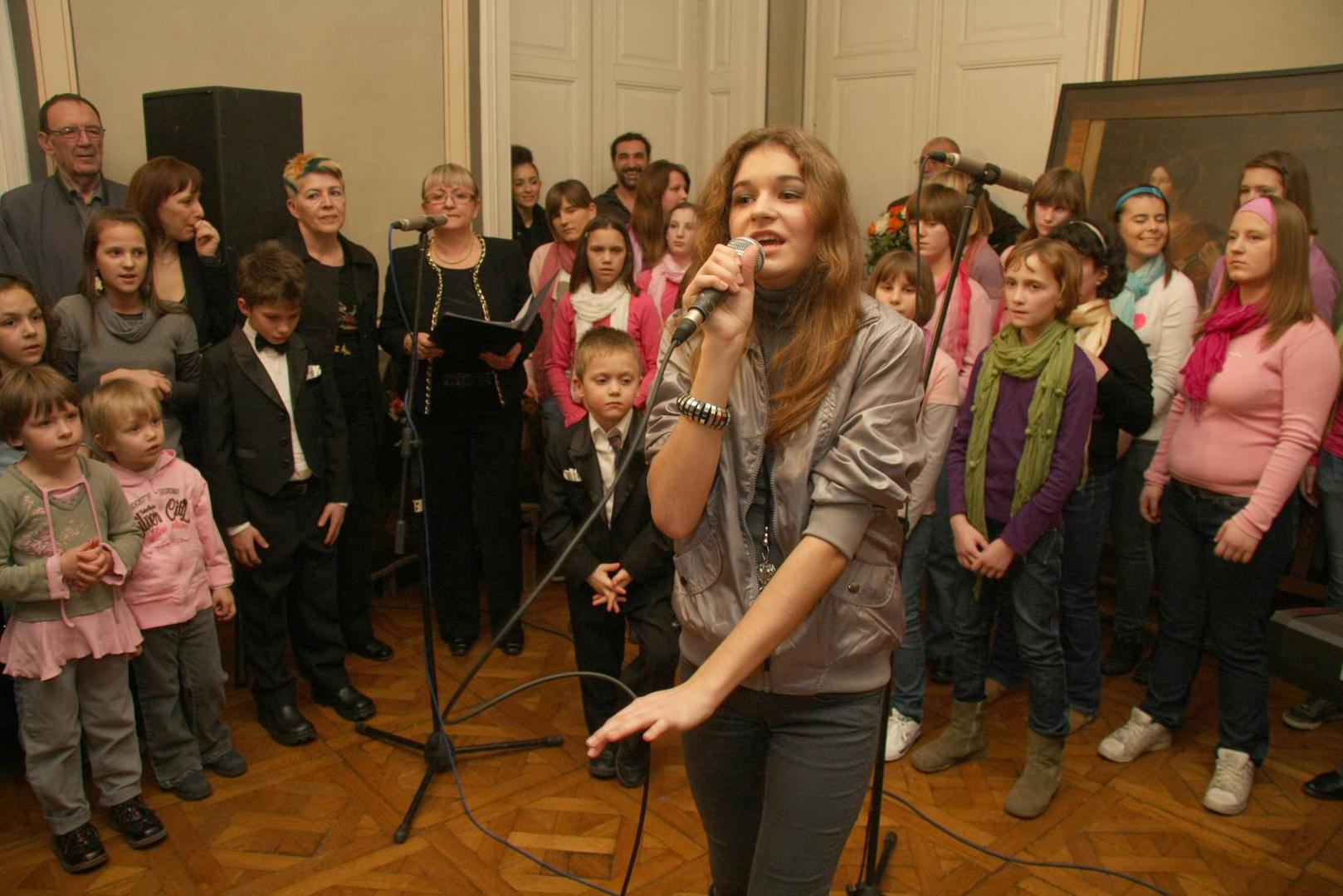 Radi se o pjesmi 'Ona' koju je objavila s Kamenim, a ona govori o ženi koja otkriva svoju unutarnju snagu i u trenucima transformacije vraća se pravoj i autentičnoj sebi, prisjeća se onoga što je u njoj bilo zakopano godinama, a to je bezvremensko znanje o životu. O novoj je pjesmi Kim Verson izjavila: