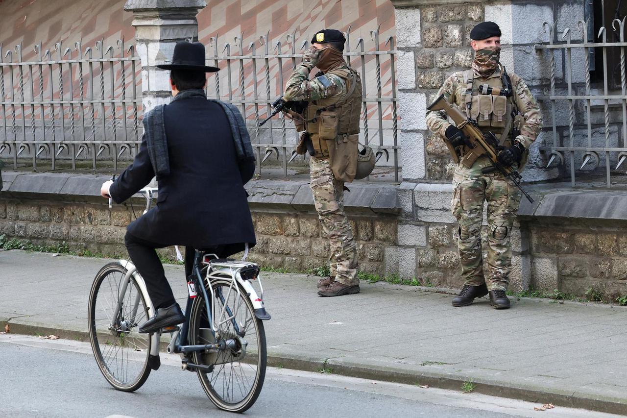 Belgian army patrols Jewish institutions in Antwerp