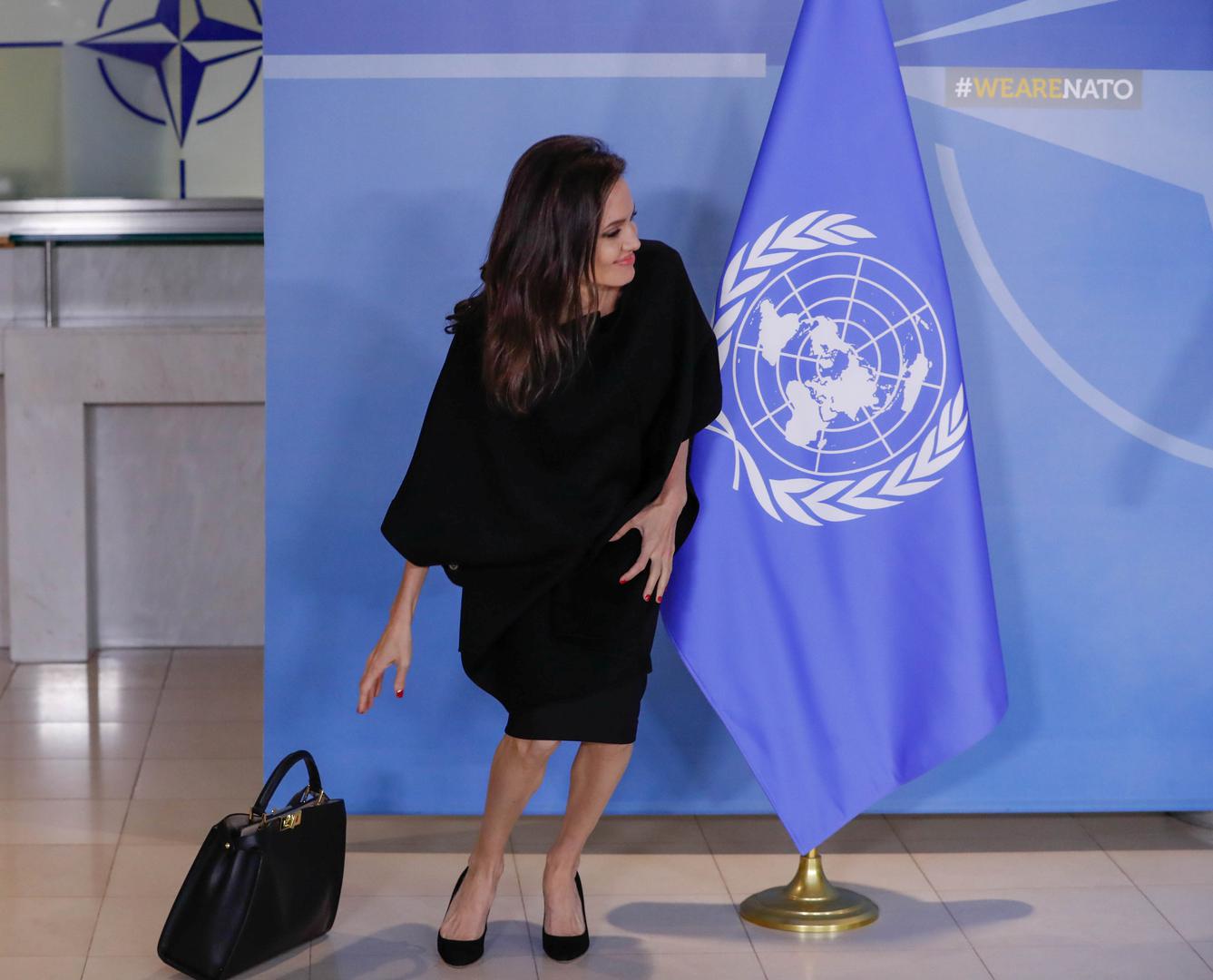 Glumica Angelina Jolie posjetila je sjedište NATO-a  i susrela se s glavnim tajnikom NATO-a Jensom Stoltenbergom. 