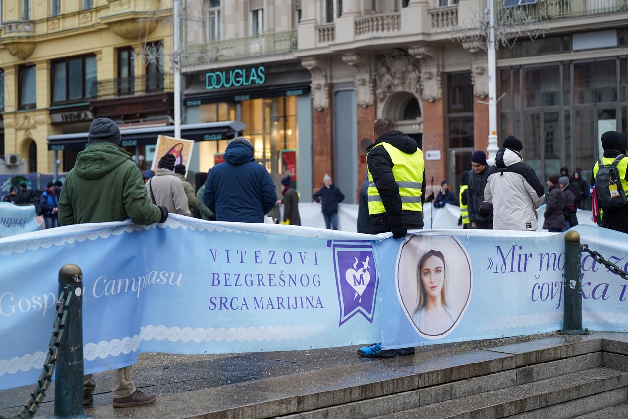 Zagreb: Molitelji su se okupili na Trgu bana J. Jelačića