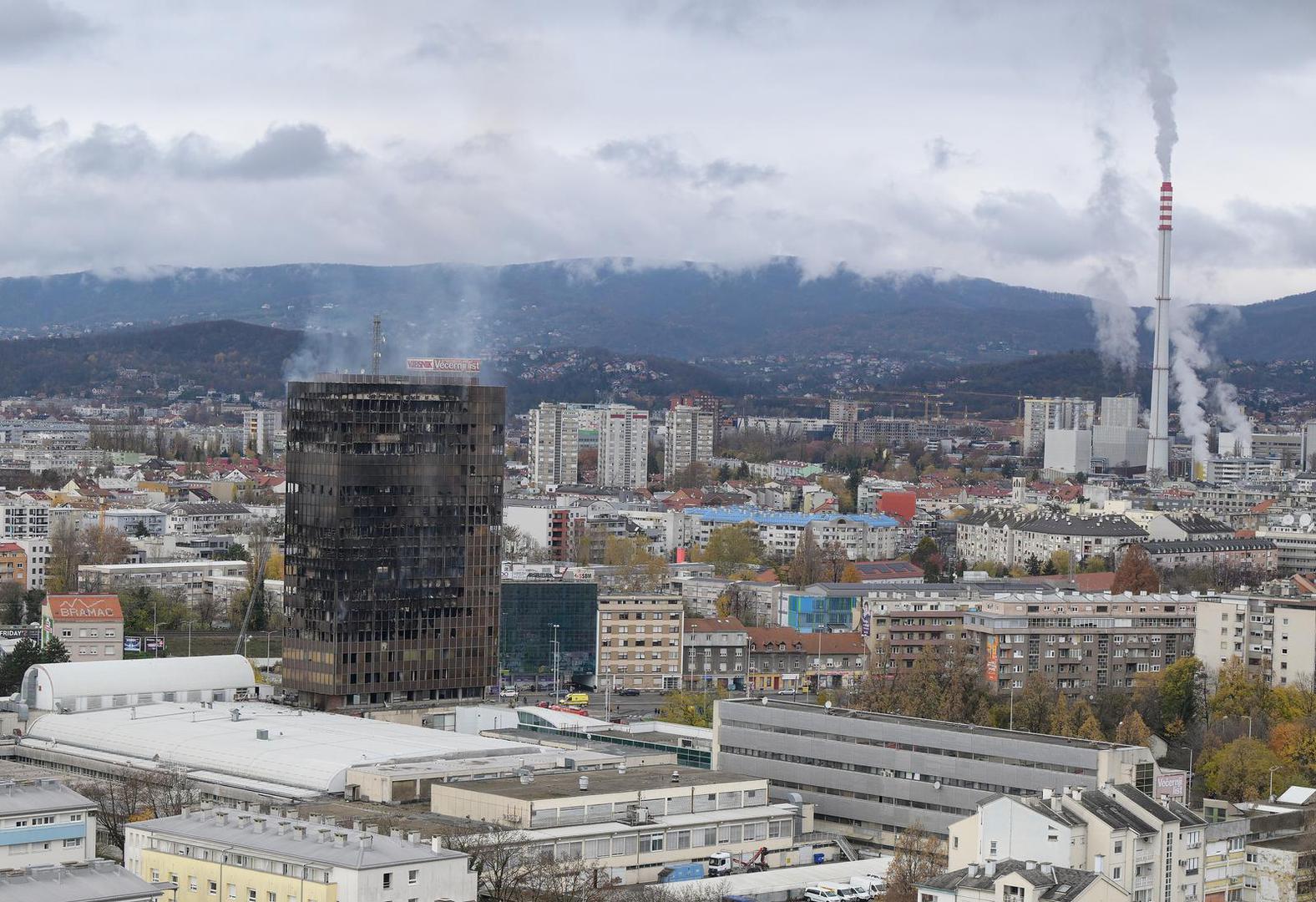 "Zbog sigurnosti vatrogasaca nismo dali da idemo dalje unutra, nego smo se povukli. Požar se mora gasiti tako da se uđe u požar i zagazi čizmom a to nije šetanje kroz kancelariju nego se prolazi kroz izgorjelo, pobacano, vrlo je opasno unutra", kaže Jembrih. 
