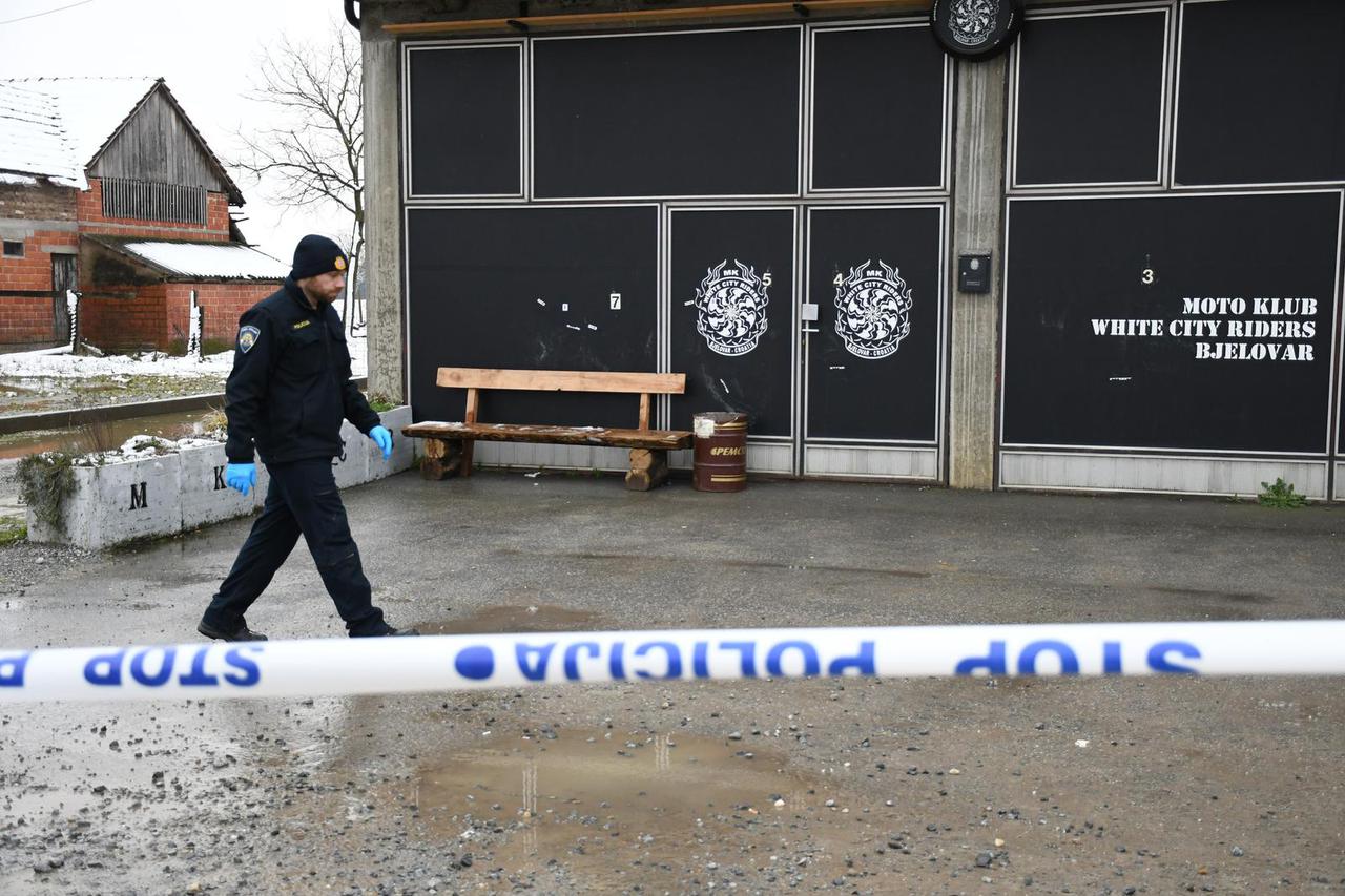 Pokraj mjesnog doma u Gudovcu kod Bjelovara jutros je pronađeno beživotno tijelo mlađe muške osobe