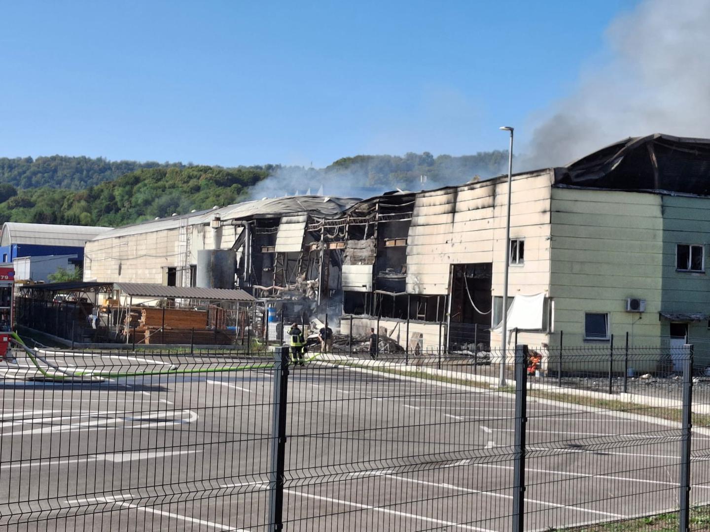 Vatra je zahvatila prostor tvrtki Nova Chem i Gavranović, a vatrogasci su se satima borili s požarom koji je dodatno otežavala prisutnost zapaljivog materijala i boca s plinom.