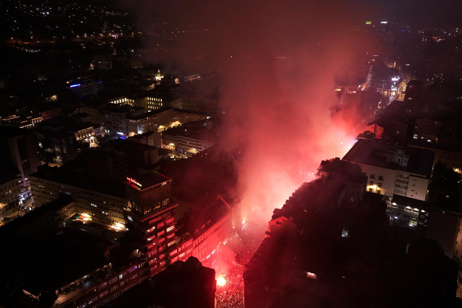 Titova ulica bila je pretijesna za sve koji su htjeli biti dio povijesti. Gorjele su baklje, vijorile su se zastave, a zrakom su odjekivale navijačke pjesme koje su se stapale u jedan glas - glas ponosa i sreće. Čekao se dolazak Zmajeva, a strpljenje, pomiješano s euforijom nakon triler pobjede nad Italijom u Zenici, samo je pojačavalo atmosferu do usijanja.