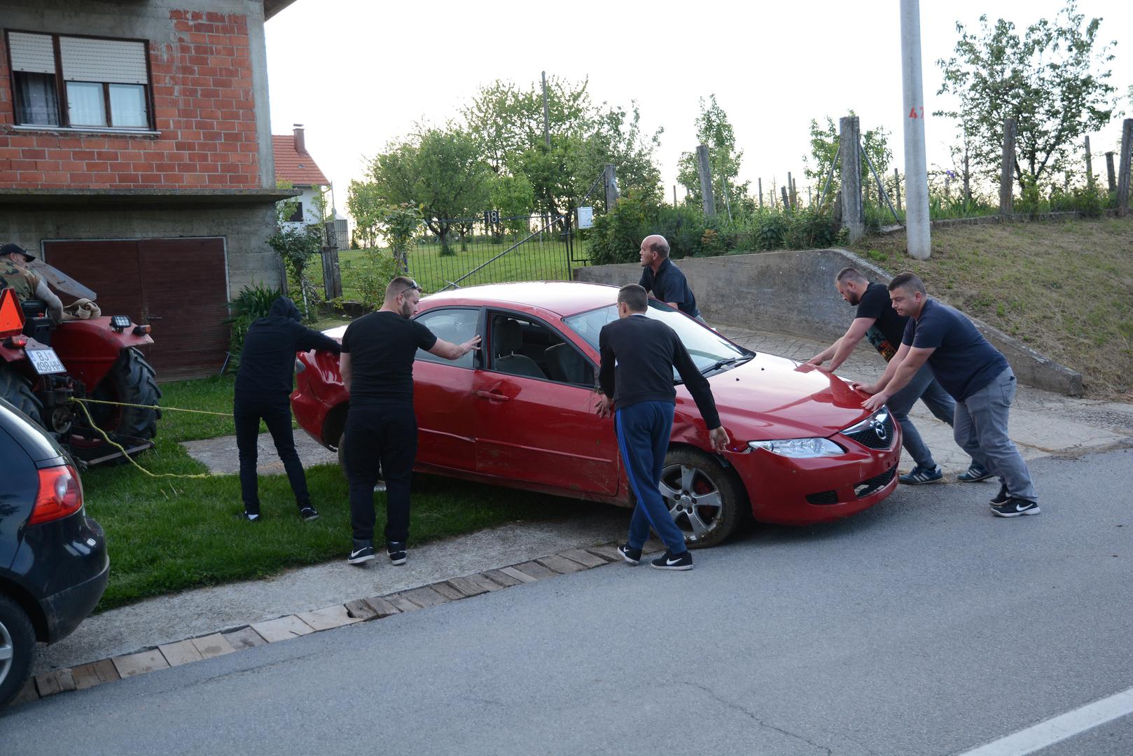 Automobil je sletio u jarak i pritom je poginuo vozač.