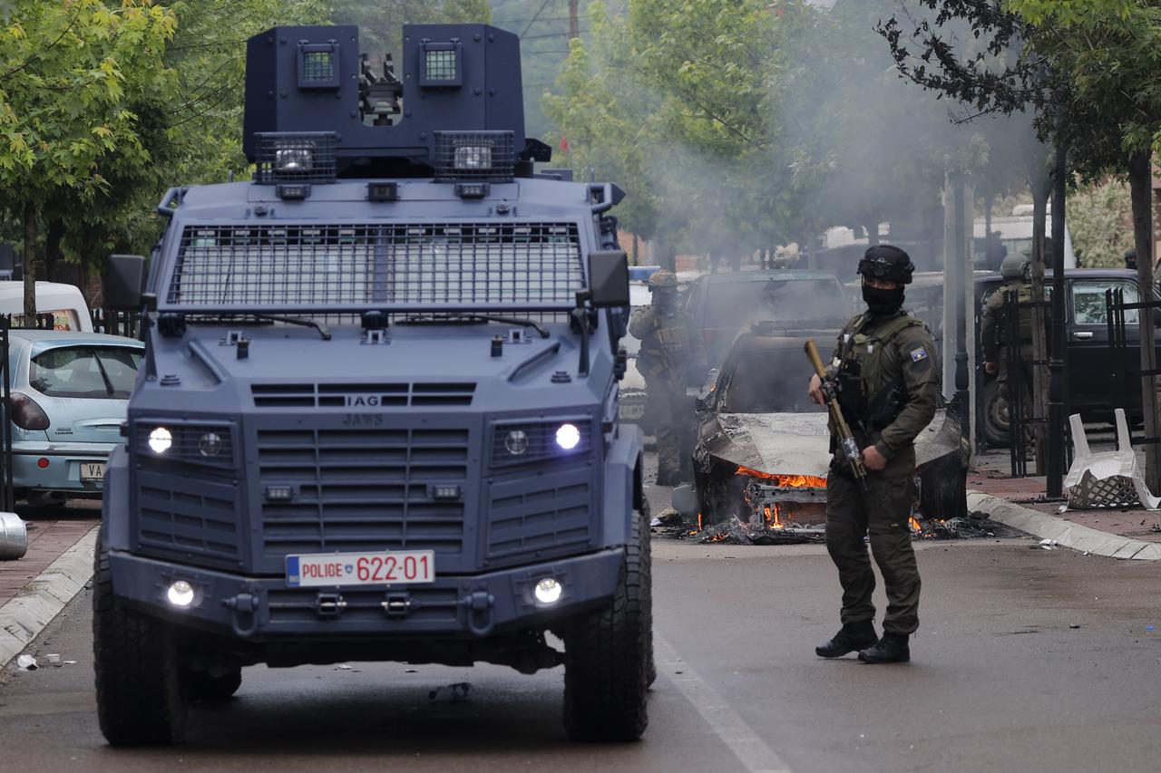 Neredi na sjeveru Kosova, Vučić šalje vojsku na granicu
