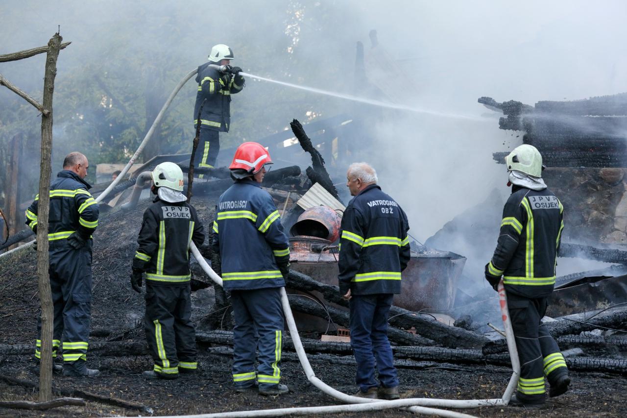 Požar je u potpunosti uništio kuću na eko - gospodarstvu Orlov put