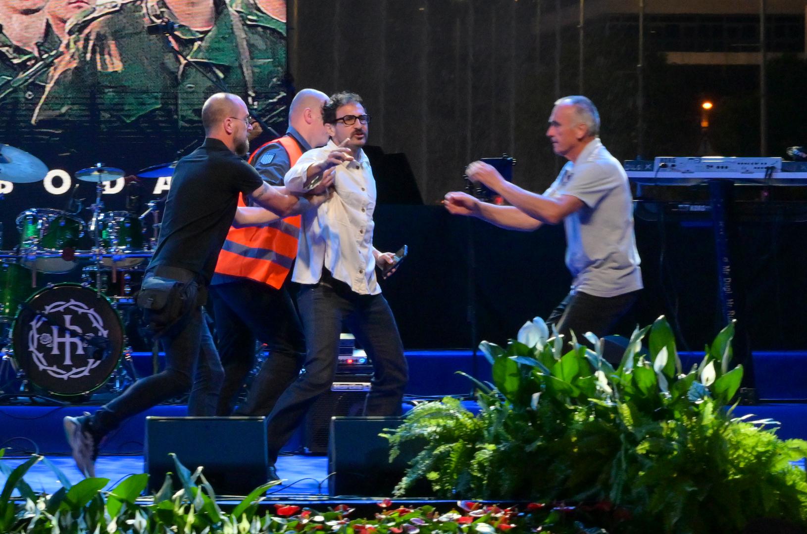 U trenutku incidenta u blizini su se nalazile štićene osobe prve kategorije, među kojima i premijer Andrej Plenković.

