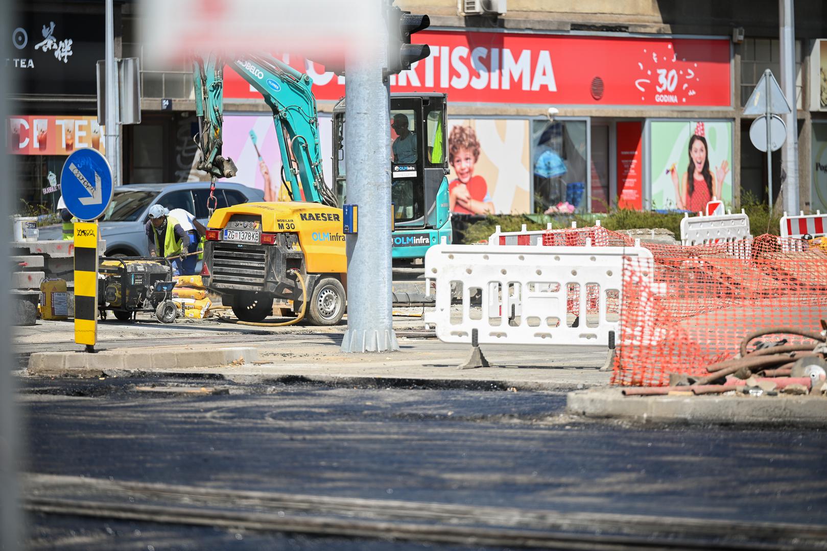 Mijenjaju se tri križišta i četiri skretnice s pripadajućim tračnicama, a radovi obuhvaćaju i rekonstrukciju i sanaciju tramvajskog kolosijeka, obnovu betonskih ploča te montažu tračnica i armiranobetonskih elemenata.