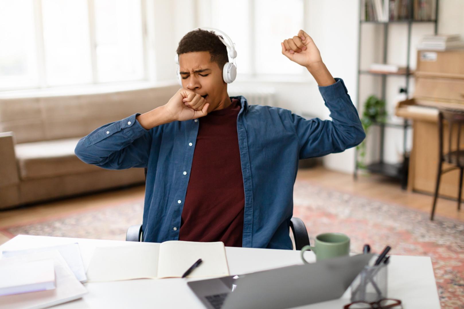 Dehidrirani ste: Čak i blaga dehidracija snižava energiju, raspoloženje i koncentraciju. Postavite cilj: čaša vode otprilike svaki sat za stolom. Povećajte unos kad ste fizički aktivni ili na vrućini. Voda je jednostavan, brz način da spriječite zamor.