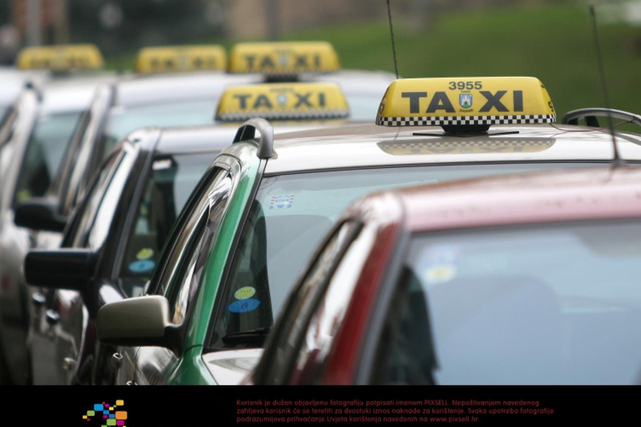 '12.01.2010., Zagreb - Taxi znak na automobilima na stajalistu taxija u Bakacevoj ulici, ilustracija.  Photo: Goran Jakus/PIXSELL'