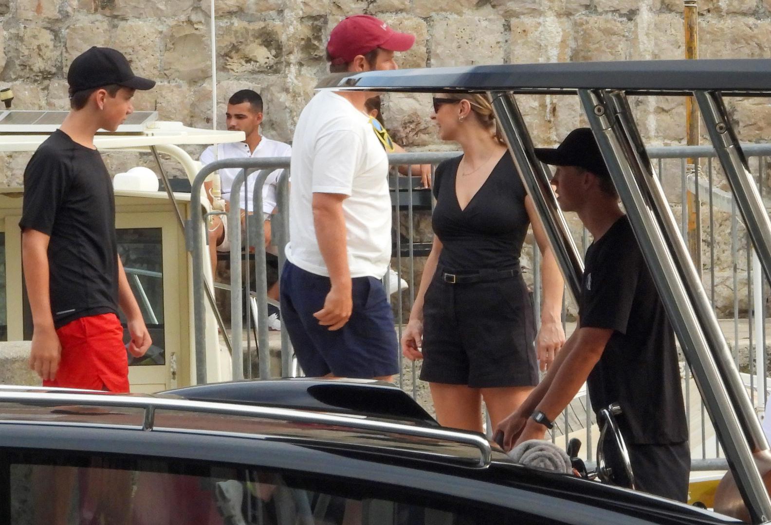 Na palubi u Dubrovniku viđeno je i zanimljivo društvo. Među gostima bio je i Fran Scola, visoki izvršni direktor moćne tvrtke OKO Group, koja stoji iza niza glamuroznih projekata u Miamiju i New Yorku. Scola je i član Upravnog odbora luksuznog hotelskog brenda Aman Resorts, u vlasništvu Vladislava Doronina, osnivača i čelnog čovjeka OKO Groupa.