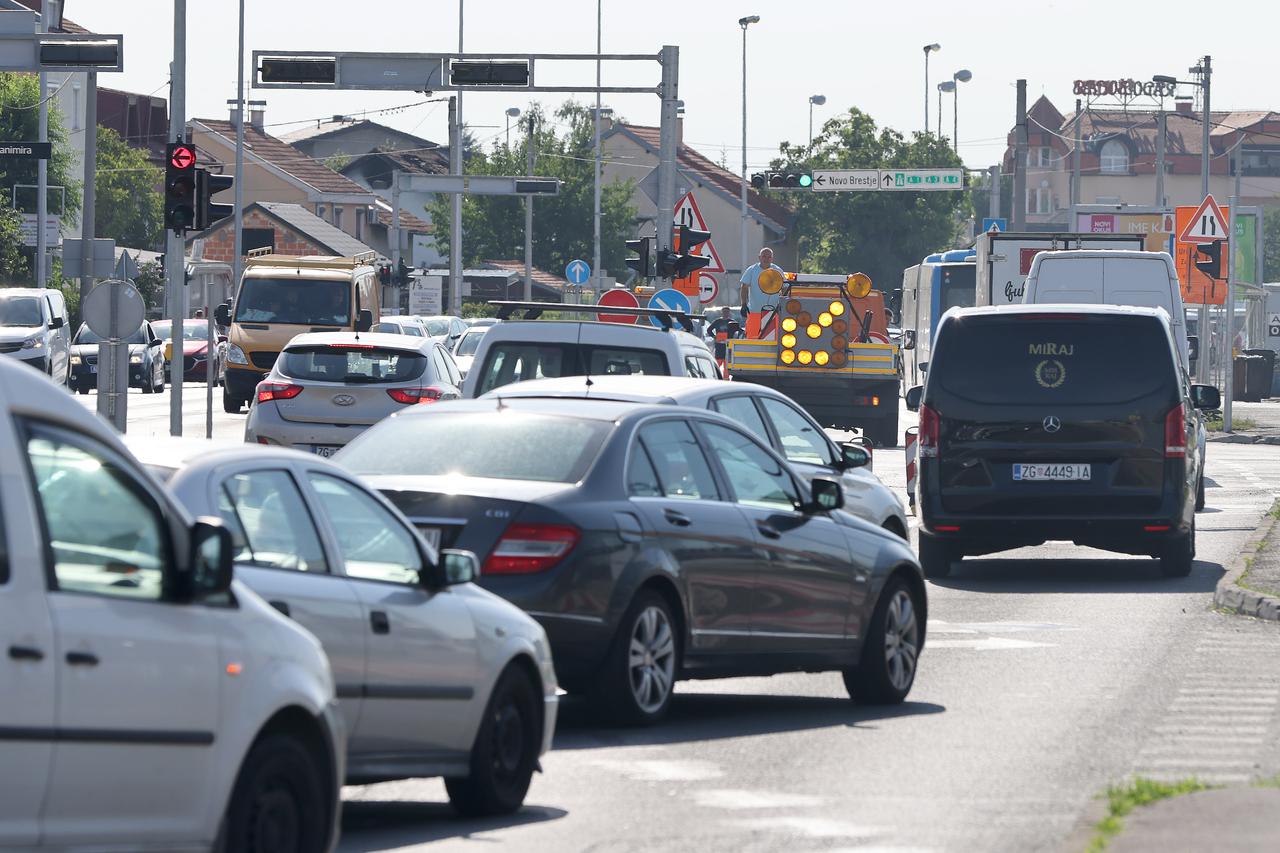 Zagreb: Počeli radovi na asfaltiranju južne kolne trake Zagrebačke ceste 