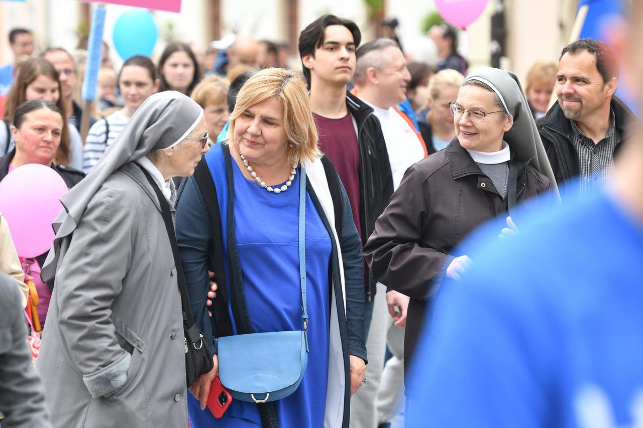 U Varaždinu istovremeno krenule dvije oprečne povorke "Hod za život" i "Subotom za slobodu"