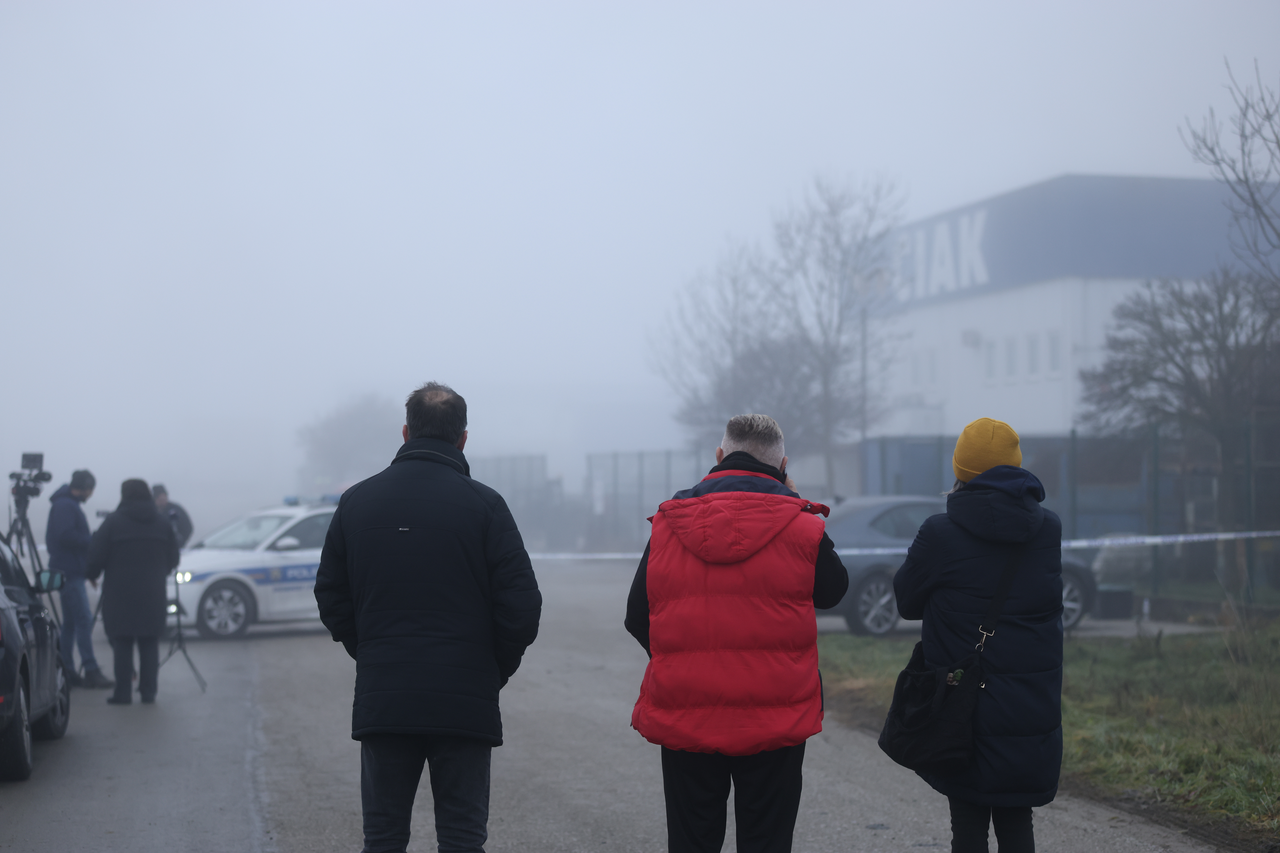 Vatrogasci i policija ispred CIAK-a gdje je tijekom noći izbio požar