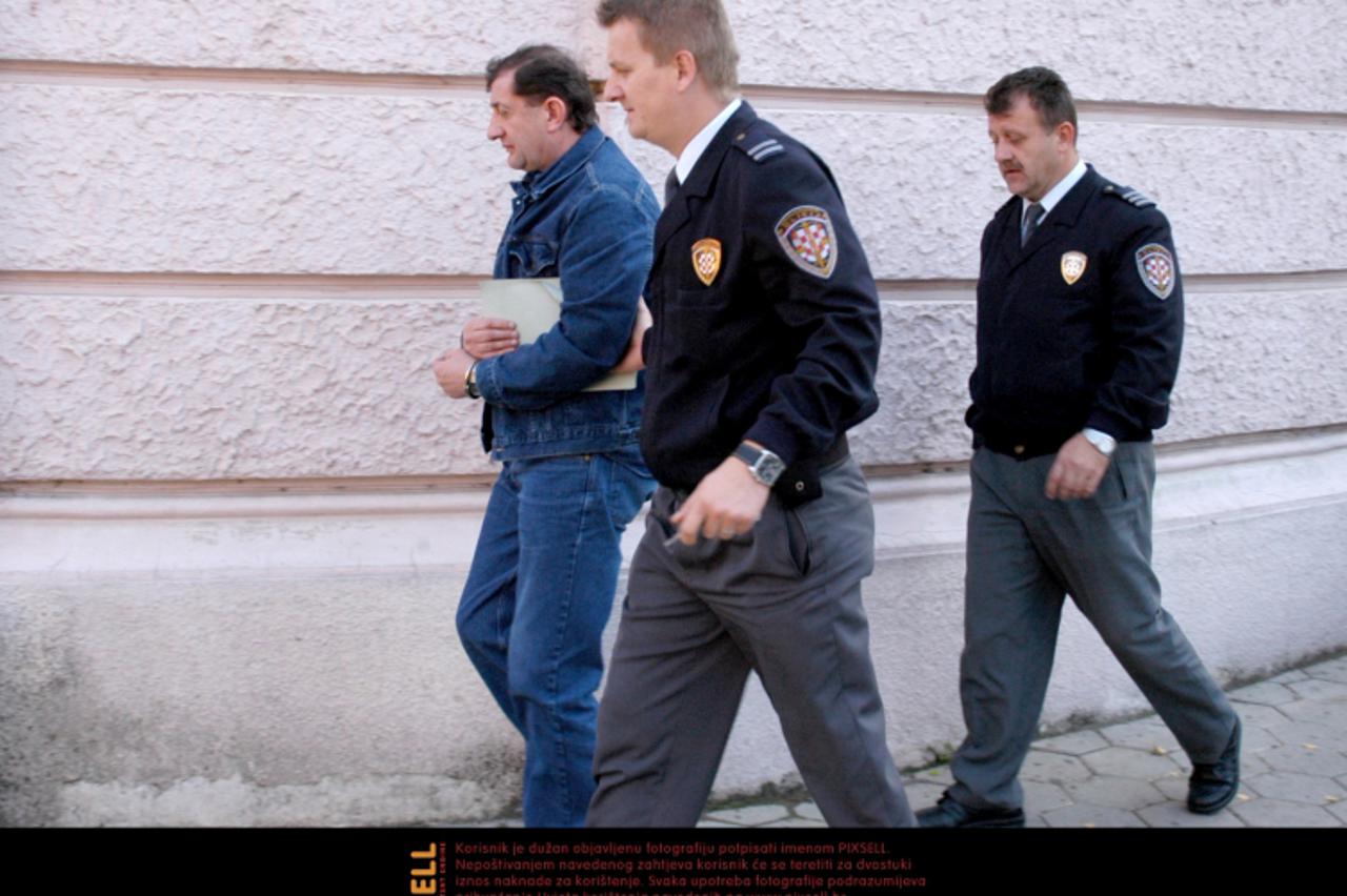 '30.10.2009., Pozega - Vlado Zec na raspravi na Opcinskom sudu koja je sazvana zbog njegove tuzbe protiv Josipa Solica, jednog od bivsih Kamenovih radnika koji je za tu tvrtku digao kredit jer ona to 