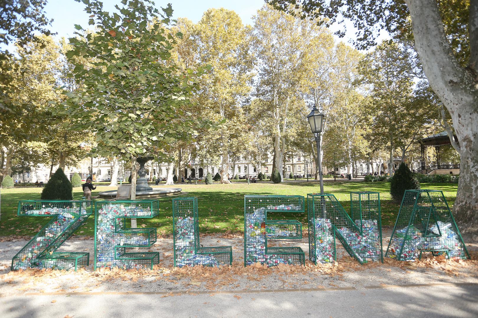 Na Zrinjevcu je postavljena ekološka instalacija 'Zelena' kojoj je cilj podsjetiti na važnost recikliranja plastičnih boca.