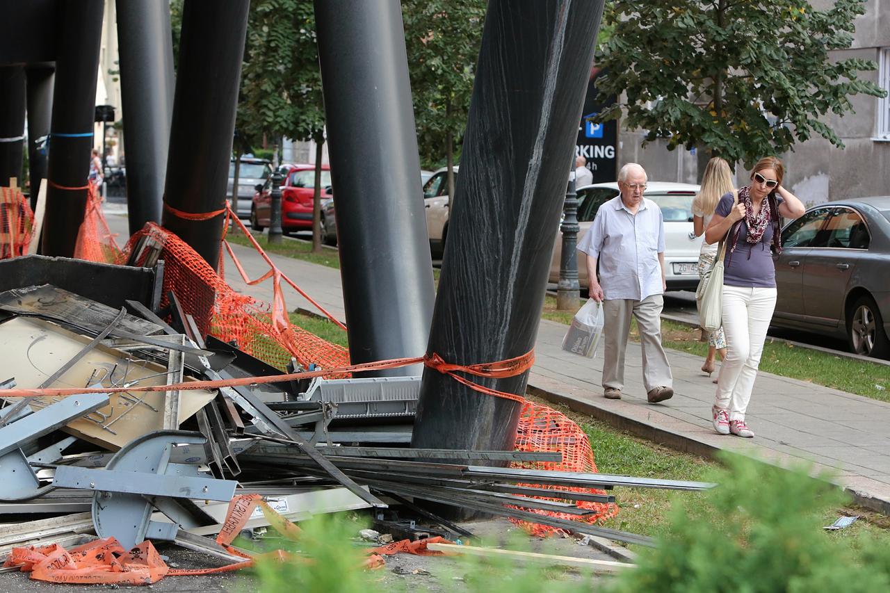 18.08.2015., Zagreb - Cascade - Prebendarski vrtovi, nekada najluksuzniji trgovacki centar u Zagrebu danas je zapusten.  Sve trgovine su zatvorene, a cijeli centar pun je smeca.  Photo: Tomislav Miletic/PIXSELL