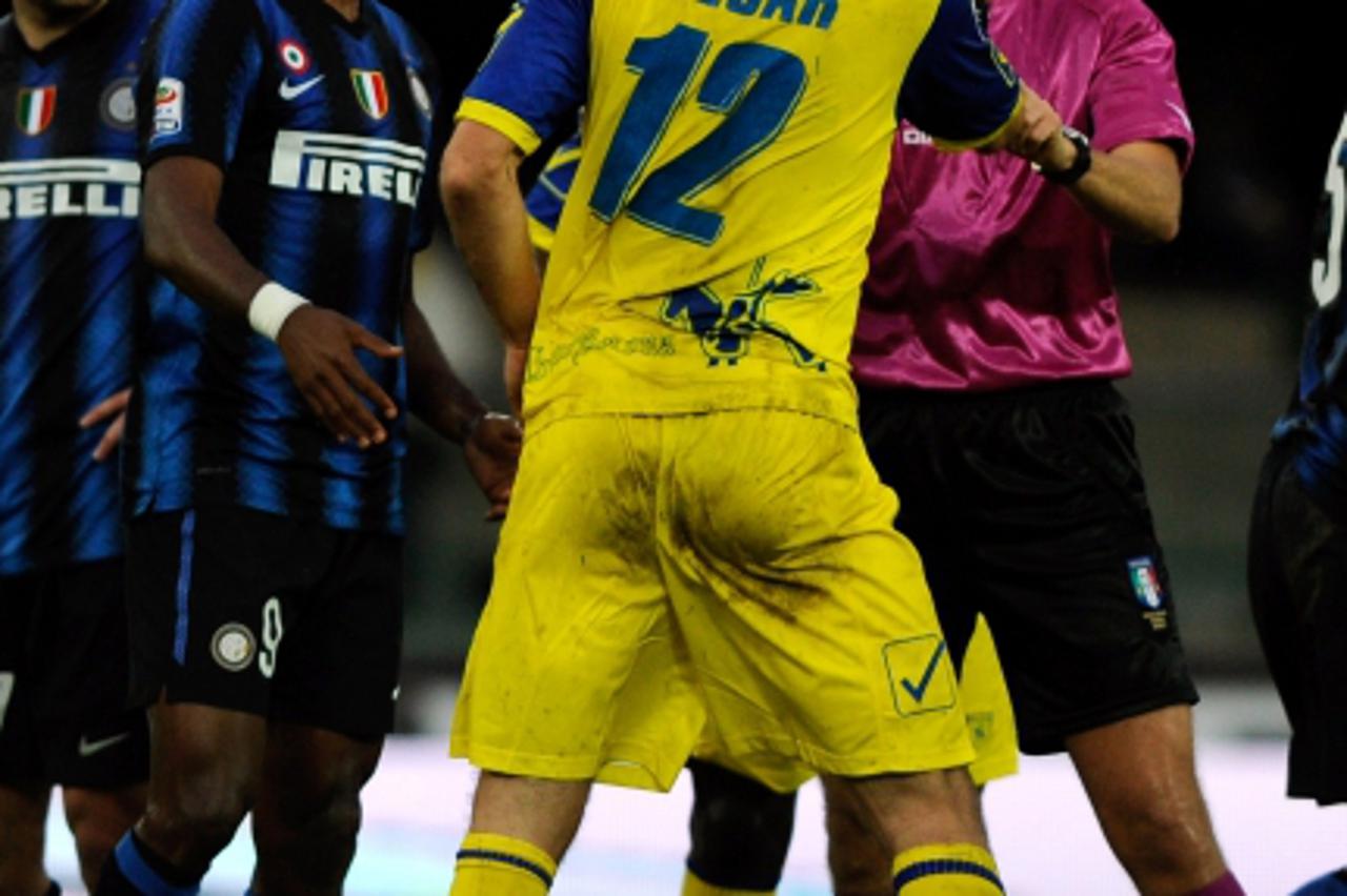 'Chievo\'s Slovenian defender Bostjan Cesar (2nd R) speaks with the referee after arguing with Inter Milan\'s Cameroonian forward Samuel Eto\'o (2nd L)  during their seria A match on November 21, 2010
