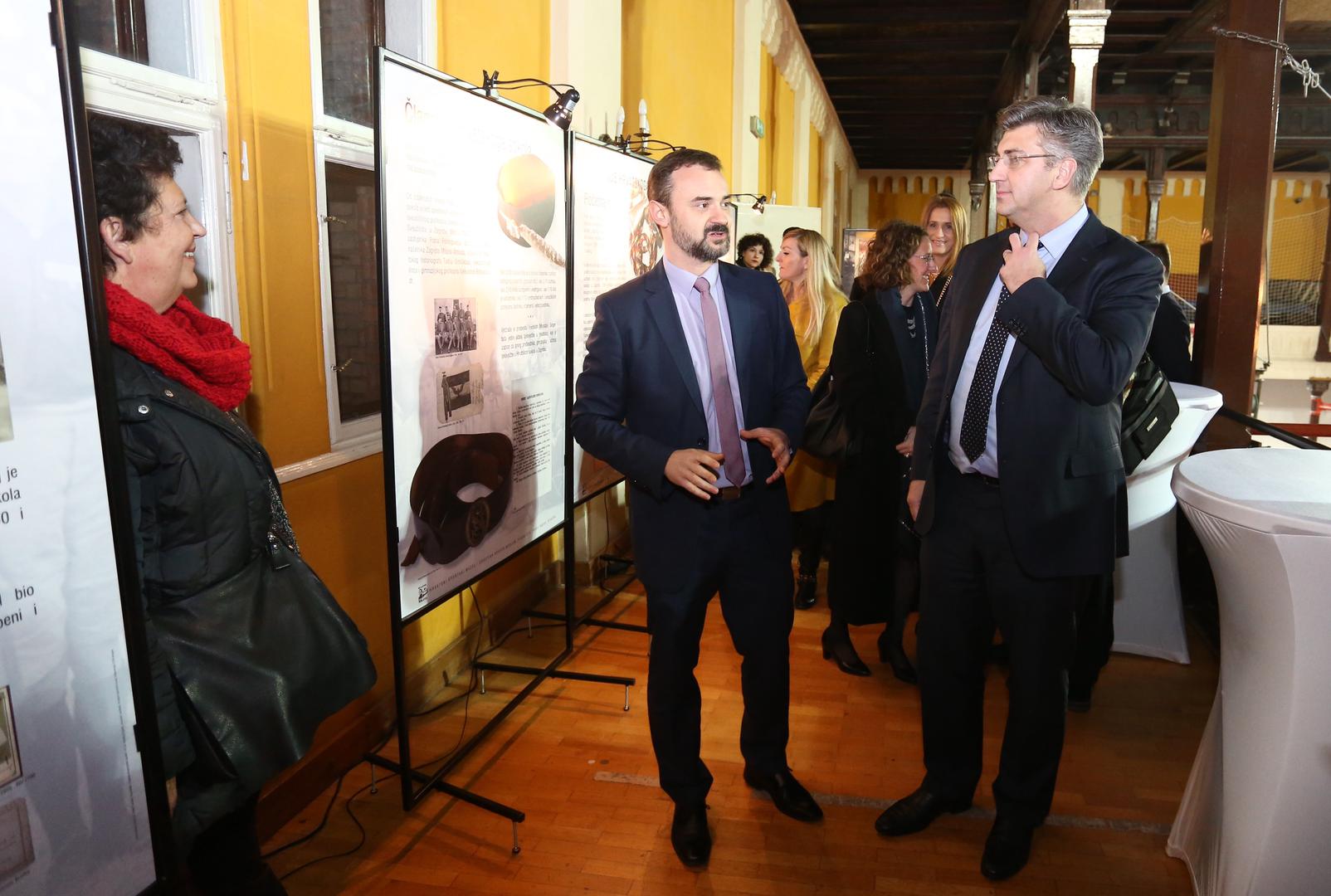 Premijer Plenković došao je razgledati izložbu "Hrvatski sokolovi" odmah po povratku sa Svjetskog gospodarskog forumu u švicarskom Davosu