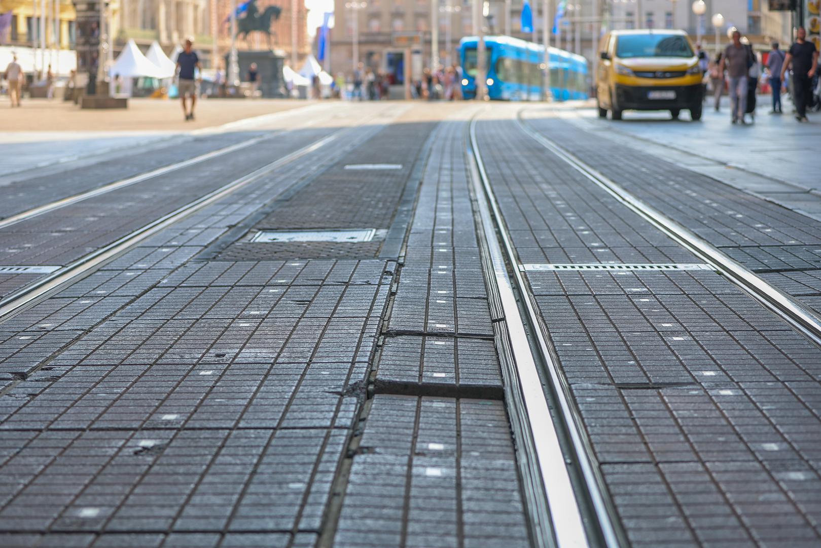 Na kratkom potezu od svega 400 metara, od Trga bana Josipa Jelačića pa do Preobraženske ulice, stanje betonskih ploča uz prugu i nije u tako dobrom stanju. 