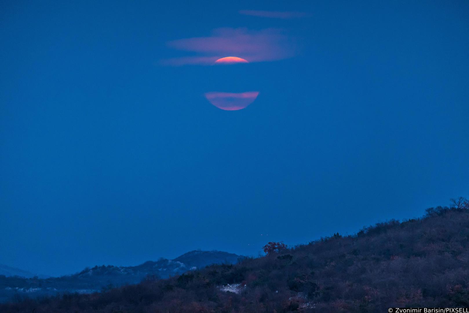 Tijekom te astronomske pojave Mjesec poprima karakterističnu tamnocrvenu, ponekad i narančastu nijansu, jer se nalazi u Zemljinoj sjeni - naš planet tada zaklanja Sunčevu svjetlost koju Mjesec inače reflektira