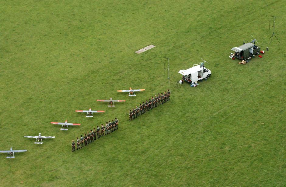 Do sada neobjavljene fotografije iz fonda MORH-a prikazuju održavanje smotre eskadrile letjelica na sinjskom aerodromu i pripadajuća kombi-vozila koja su služila za navođenje
