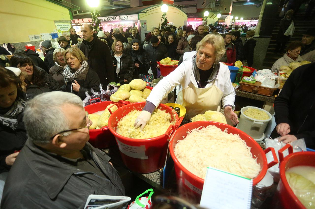 DKS_56149052 30.12.2016., Zagreb - Uoci novogodisnjih praznika, na trznici Dolac stvaraju se velike guzve. Photo: Borna Filic/PIXSELL