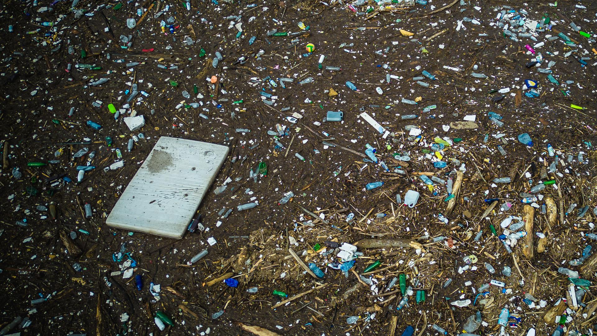 Rijeka Neretva, koja je nekad bila poznata po svojoj modrozelenoj boji, sada je smeđa i moglo bi proći tjednima prije nego se izbistri.