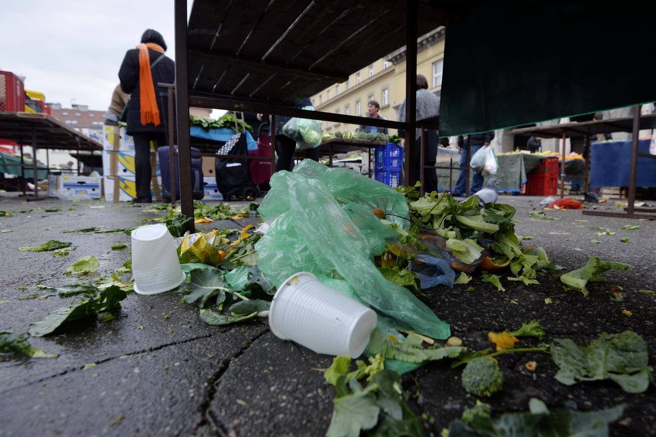 08.11.2013., Zagreb - Kraj radnog vremena na trznici Dolac, prodavaci spremaju neprodanu robu sa standova. Photo: 