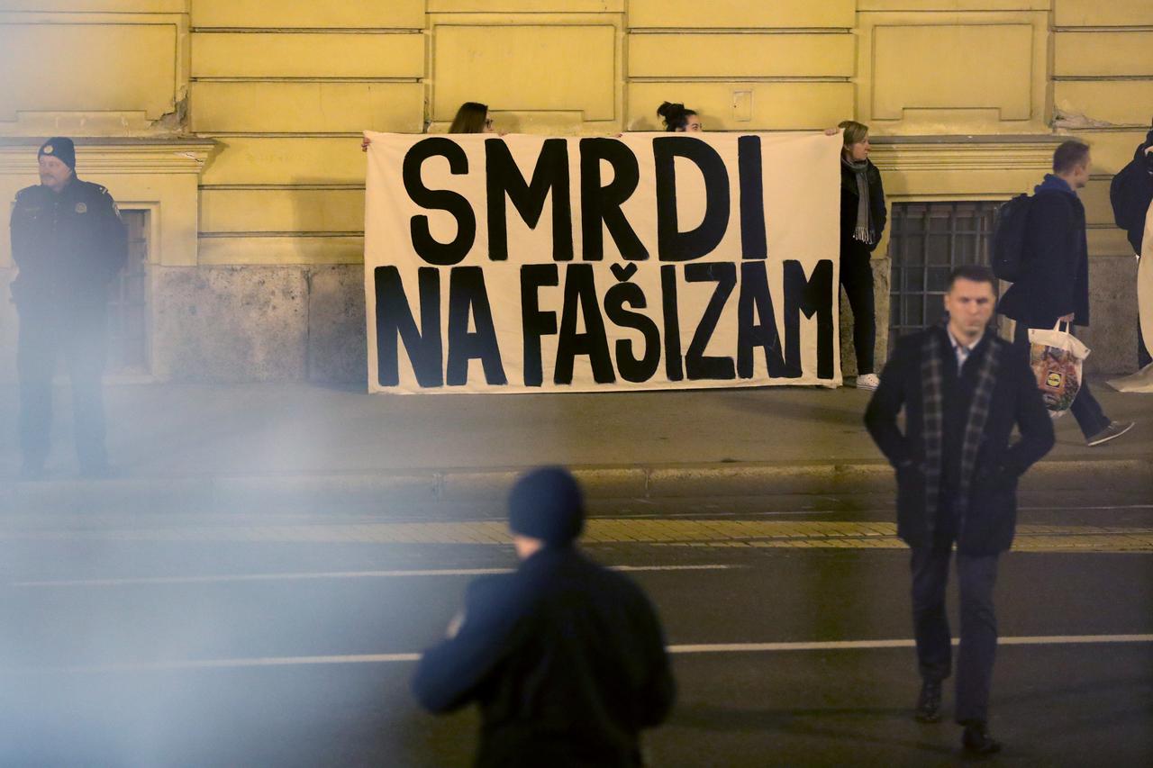 Prosvjed ispred hotela Esplanade za vrijeme summita Srednjoeuropske inicijative