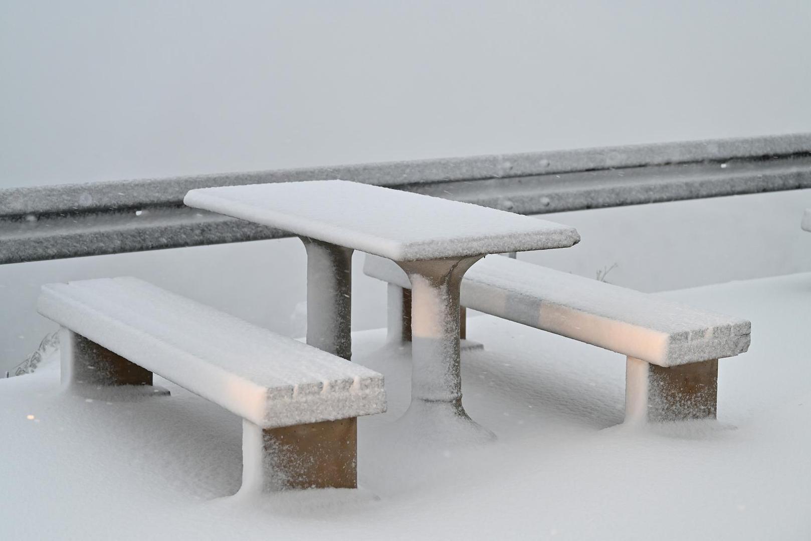 21.01.2023., Dupci - Zbog snijega i leda zatvoren dio Jadranske magistrale od Piska do Donjih Brela. Izdan crveni alarm zbog olujne bure na Jadranu.  Photo: Matko Begovic/PIXSELL