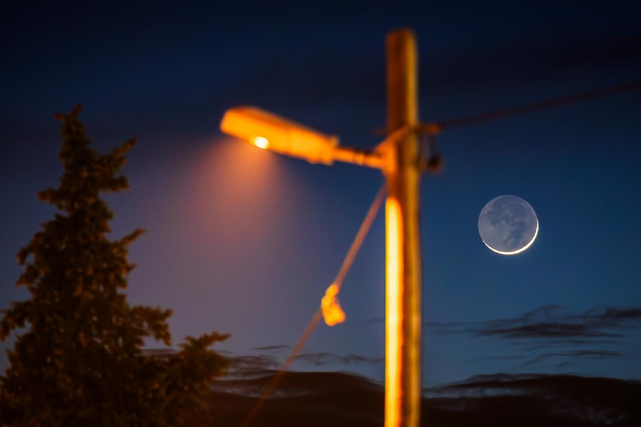 Mladi mjesec na nebu iznad Splita