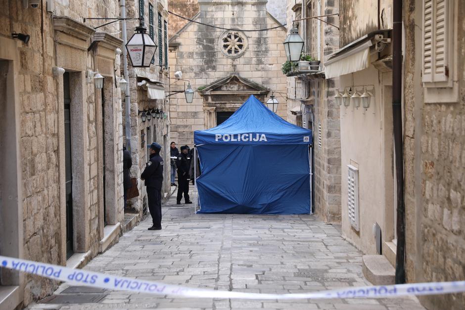 Dubrovnik: Policijski očevid u stanu gdje su pronađena tri tijela