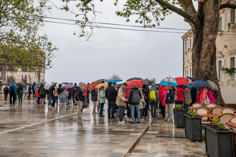 Unatoč kiši turisti obilaze dubrovačke znamenitosti