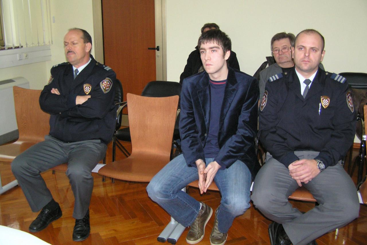 'zagorje - 19. 12. 2011., Zlatar, Hrvatska - Teo Kastelan na sudenju za ubojstvo i pokusaj ubojstva pri Stalnoj sluzbi Zlatar zupanijskog suda Zagreb (jedno od prijsnjih rocista)'