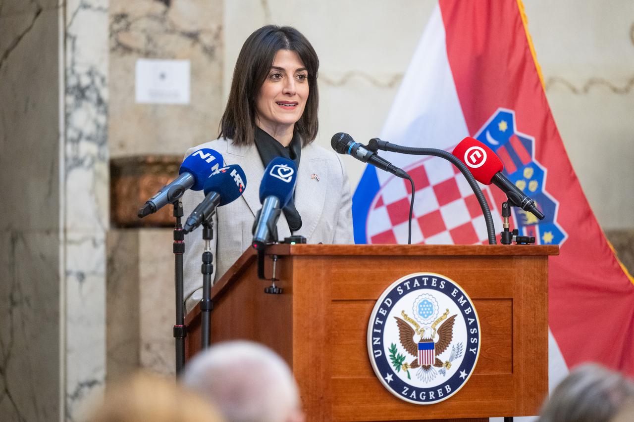 Zagreb: Veleposlanica SAD-a poklonila Hrvatskom državnom arhivu zbirku povijesnih fotografija