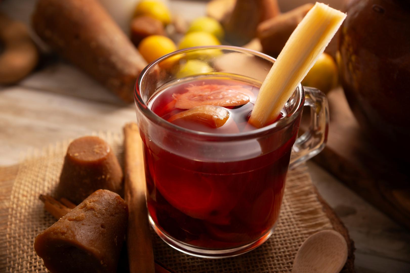 5. Ponche Navideño (Meksiko): Ako ovog Božića apstinirate, meksički ponche navideño, ili božićni punč, nudi bezalkoholnu alternativu kuhanom vinu. Ovo svečano piće, napravljeno pirjanjem voća poput guave i jabuka sa sirovom šećernom trskom, cimetom i hibiskusom, tradicionalno se poslužuje uoči Badnjaka, tijekom Las Posadas, tjedne proslave koja se sjeća Josipovog i Marijinog putovanja iz Nazareta u Betlehem. Za ponche con piquete potrebno je dodati malo tekile ili rakije.