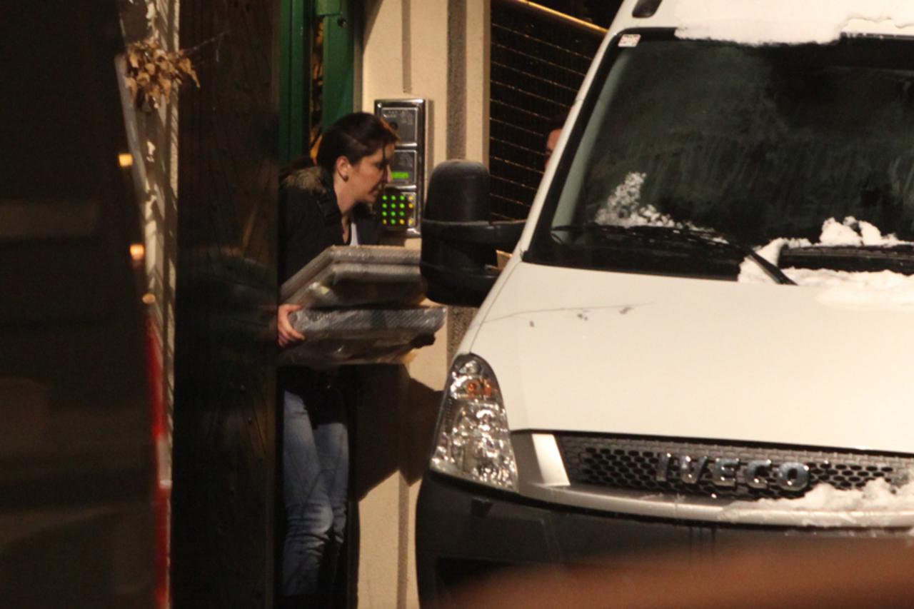 '28.12.2010., Zagreb - Policija iznosi zapljenjena umjetnicka djela iz kolekcije Ive Sanadera iz obiteljske kuce u Kozarcevoj ulici. Photo: Robert Anic/PIXSELL'