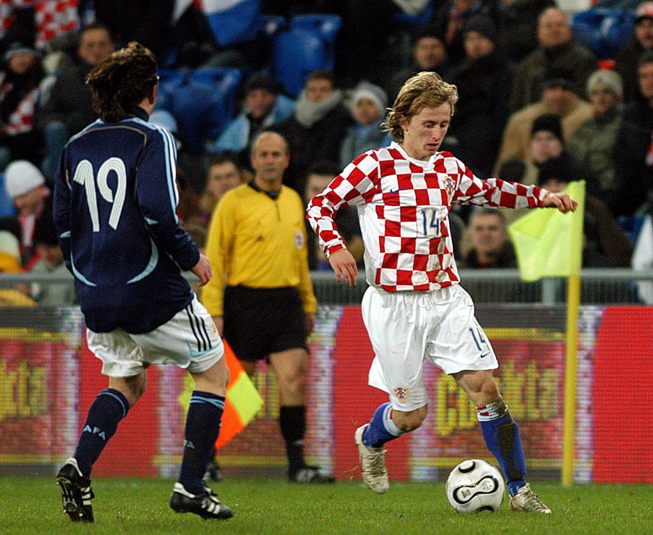 U prijateljskom ogledu protiv Argentine, izbornik Zlatko Kranjčar testirao je snage za nadolazeći SP, no planove mu je poremetila iznenadna ozljeda Roberta Kovača. Zbog toga je u prvu postavu uskočio tada 20-godišnji Luka Modrić, kojemu je to bio debi u najdražem dresu.