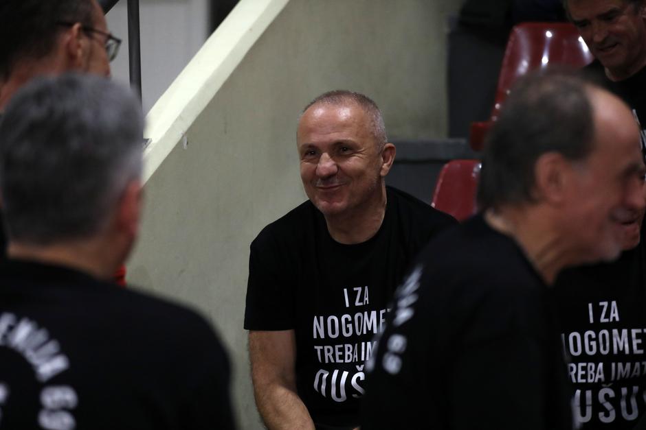 U Puli revijalno odigrali malonogometni veterani i istarske javne ličnosti