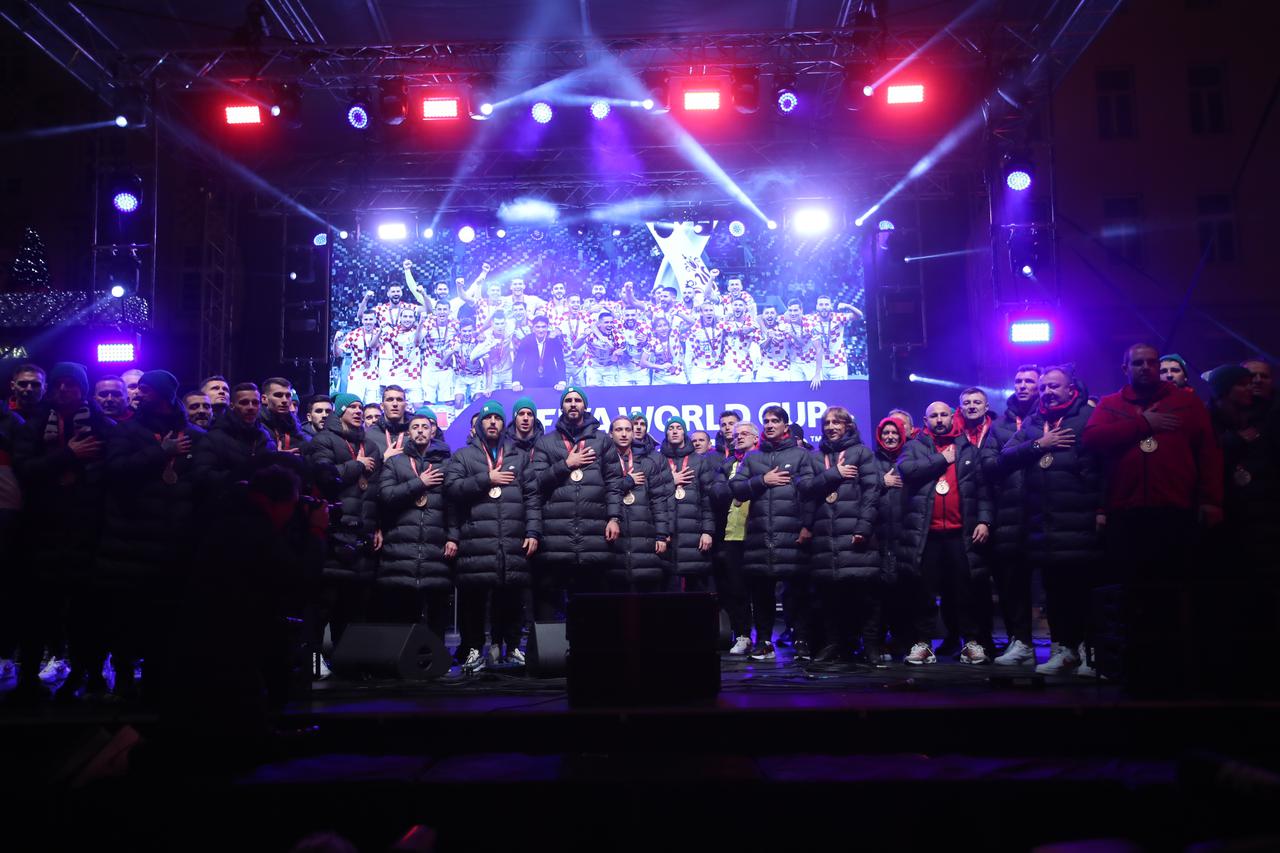 Zagreb: Vatreni na pozornici na glavnom Trgu napravili pravu feštu