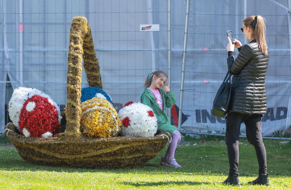 Zagreb: Na Kaptolu postavljeni uskrsni ukrasi
