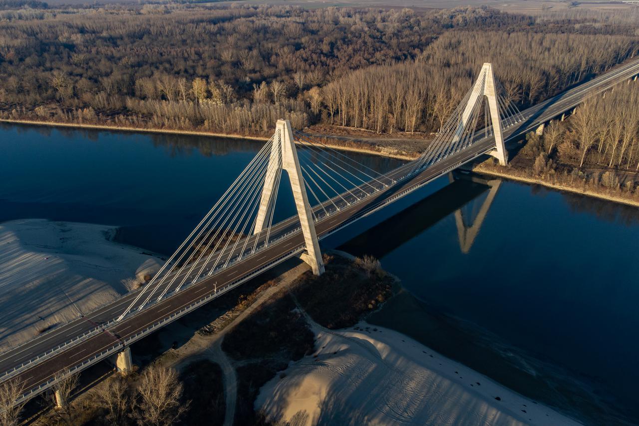 Pogled iz zraka na dio autoputa Slavonika  na Koridoru 5c gdje se nalazi novi most preko rijeke Drave